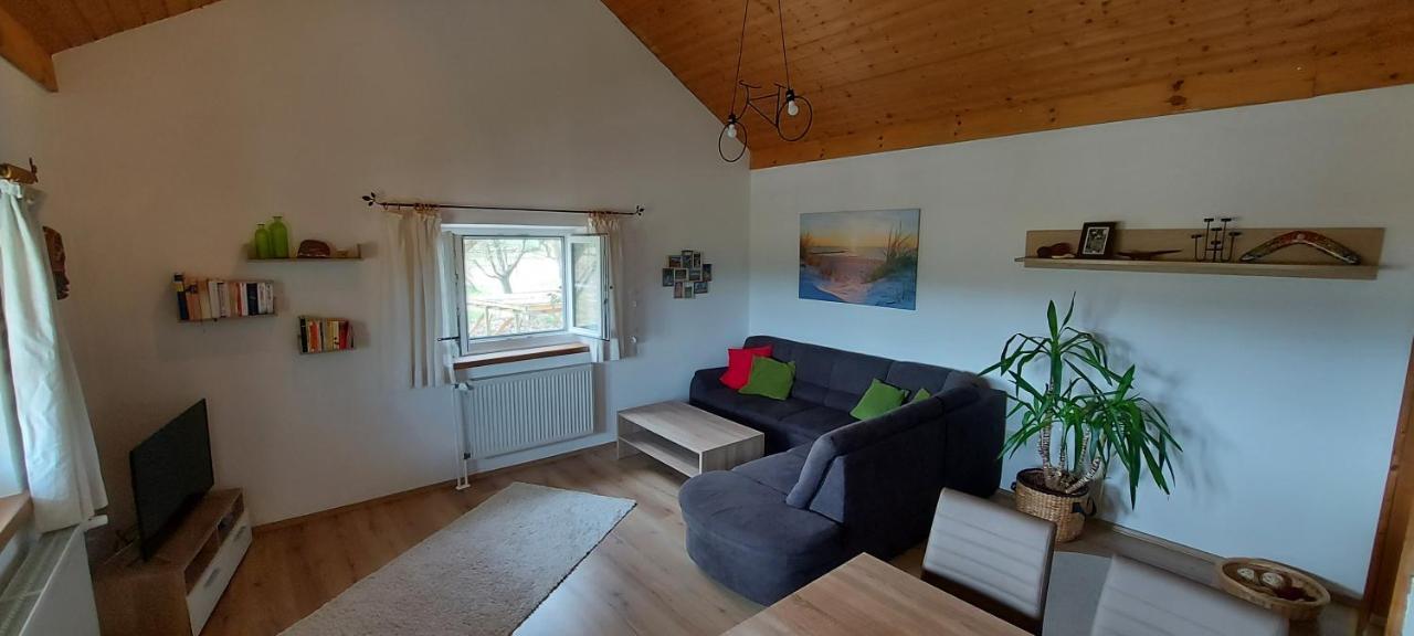 Ruhig Gelegene Ferienwohnung Im Gruenen Mit Terrasse Und Kleinem Garten Rotthalmuenster Luaran gambar