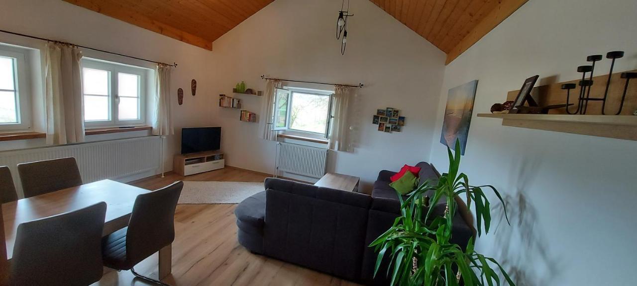 Ruhig Gelegene Ferienwohnung Im Gruenen Mit Terrasse Und Kleinem Garten Rotthalmuenster Luaran gambar